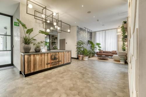 a lobby with a reception desk and potted plants at Nido x Gran Ciudad Chapultepec in Mexico City
