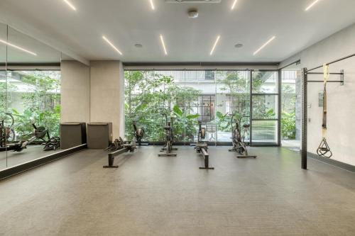 a gym with treadmills and exercise equipment in a building at Nido x Gran Ciudad Chapultepec in Mexico City