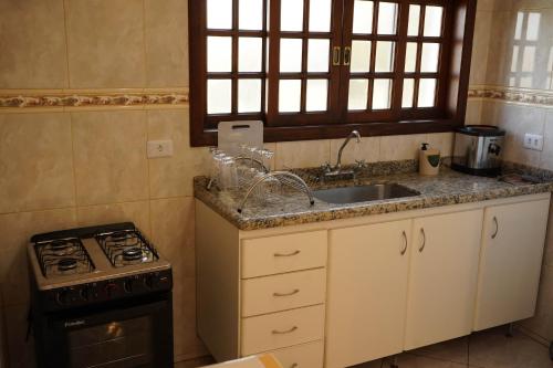 Køkken eller tekøkken på Casa de Fazenda Histórica, Mergulhada na Natureza, com Vista Panorâmica Deslumbrante e Grande Varanda a 2 km do Centro