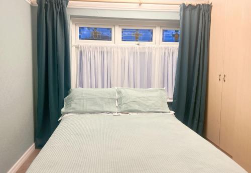 Postel nebo postele na pokoji v ubytování Easy London Access 9mins Walk to Elm Park Station & Near City Airport