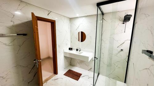 Koupelna v ubytování Mansão Climatizada com piscina e churrasqueira