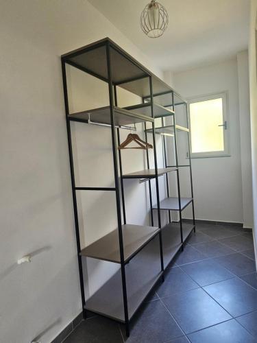 un placard vide avec des étagères dans une pièce dans l'établissement Villa Pulo, à Tragjas