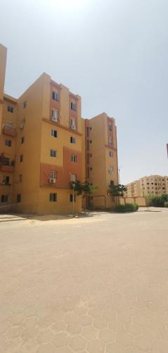 カイロにあるaladdin hotel Egypt Badrの建物の前の空の駐車場