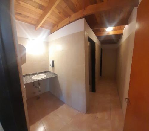 ein kleines Bad mit einem Waschbecken und einem Flur in der Unterkunft El rancho e Matias in Villa Lía