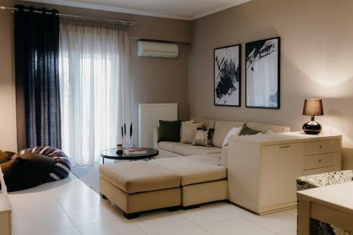 una sala de estar con un sofá y una mesa en Apt D5, en Tesalónica