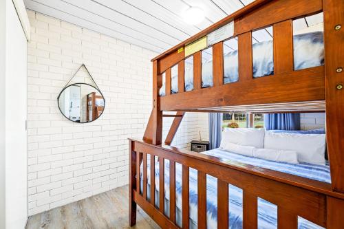una camera con letto a castello e una scala di Apollo Unit 26 Ground Floor a Narooma