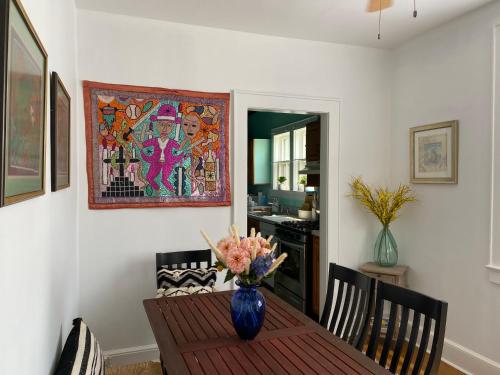 Fotografie z fotogalerie ubytování Charming 2br downtown Old Greenwich near train to NYC v destinaci Greenwich