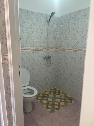 un baño con inodoro y ducha en La gazelle, 
