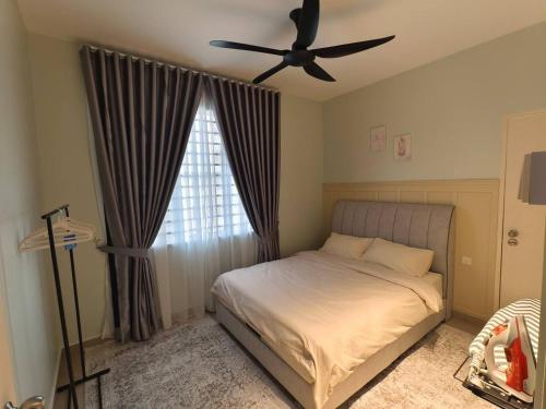 Postel nebo postele na pokoji v ubytování LS Homestay Sireh Residence Kota Bharu