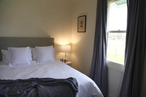 Postel nebo postele na pokoji v ubytování Werong Cottage - Yass NSW