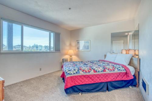 新港Nye Suite - Meredith Lodging的一间卧室，里面有一张床和一扇大窗户。