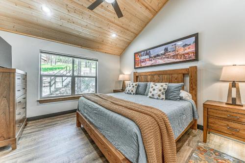 Ένα ή περισσότερα κρεβάτια σε δωμάτιο στο Walkable Location and Scenic Views Ruidoso Cabin!