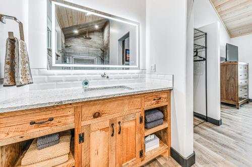 Ένα μπάνιο στο Walkable Location and Scenic Views Ruidoso Cabin!