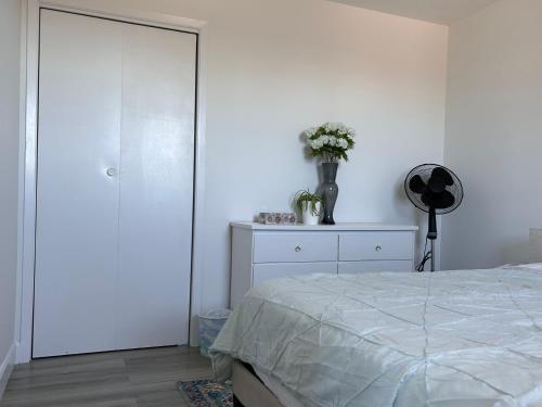 Una cama o camas en una habitación de Bridge View near Conferation Bridge and beaches