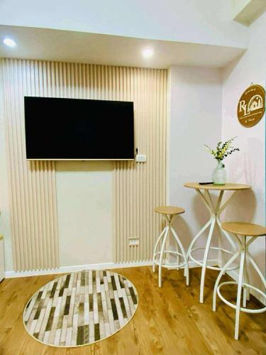 Μια τηλεόραση ή/και κέντρο ψυχαγωγίας στο RL Cozy Staycation Cebu by Amani Grand Resort and Residences