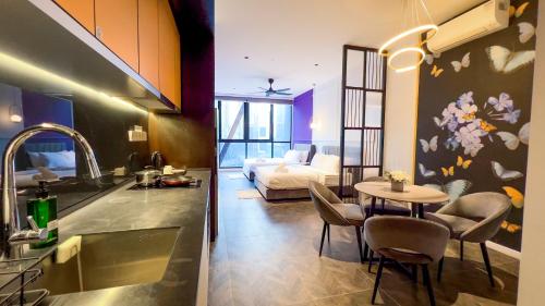 Η κουζίνα ή μικρή κουζίνα στο Scarletz Suite KLCC 2