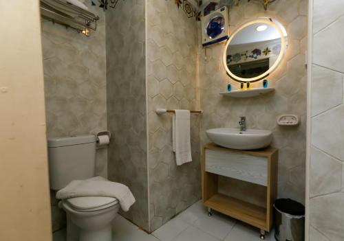 Un baño de Turquoise Pyramids & Grand Egyptian museum view Hotel