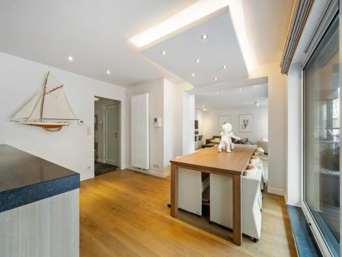 Fotografie z fotogalerie ubytování Luxury 4-bedroom apartment with large terrace v destinaci Blankenberge