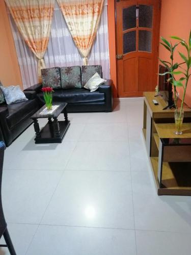 a living room with a couch and a table at Apartamento Familiar Tacna Bonita in Tacna