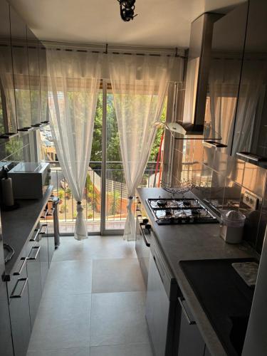 una cucina con una grande porta a vetri che dà su un balcone di Nice vauban a Nizza