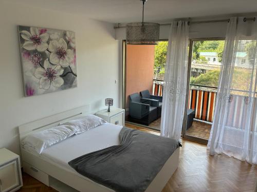 una camera da letto con letto e vista su un balcone di Nice vauban a Nizza