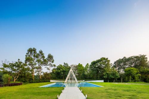 a view of a swimming pool in a park at Lijiang Riverside Luxury Hotel, Guilin in Guilin