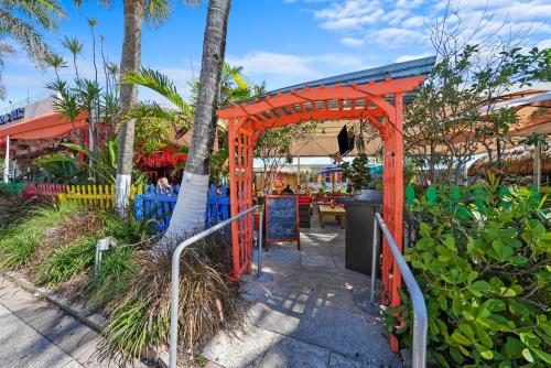 Un jardín fuera de Hollywood Beach Suites and Hotel