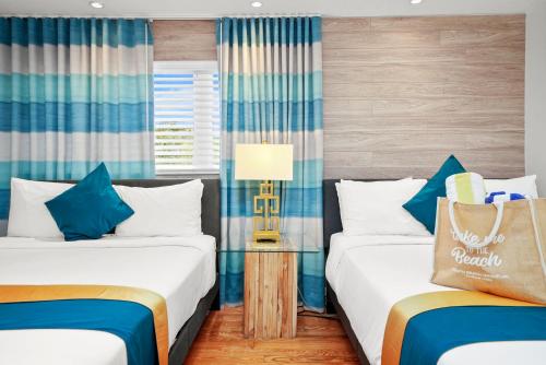 Una cama o camas en una habitación de Hollywood Beach Suites and Hotel