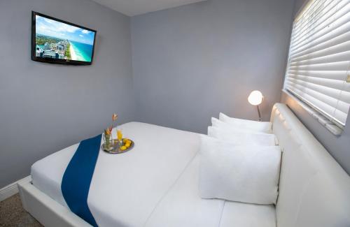 Una cama o camas en una habitación de Hollywood Beach Suites and Hotel