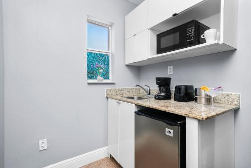 Una cocina o cocineta en Hollywood Beach Suites and Hotel