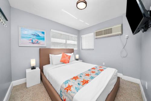 Una cama o camas en una habitación de Hollywood Beach Suites and Hotel