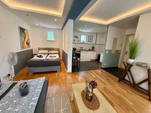 Beste Lage - TOP-Apartment - Leipzig Hotspot No1 في لايبزيغ: غرفة معيشة فيها سرير وطاولة فيها