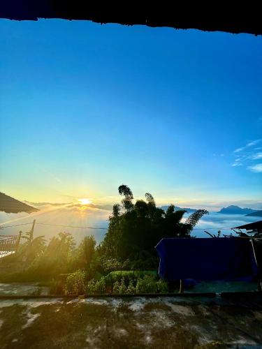 a view of the sunset from a house at Gun homestay in Quang Ba