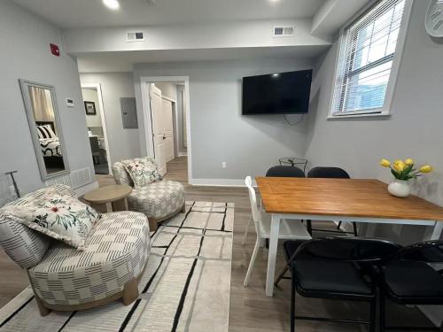 Μια τηλεόραση ή/και κέντρο ψυχαγωγίας στο New Spacious 2 bedroom in Central Philly