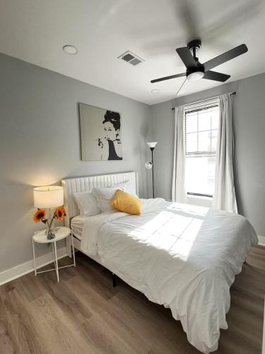 Ένα ή περισσότερα κρεβάτια σε δωμάτιο στο New Spacious 2 bedroom in Central Philly