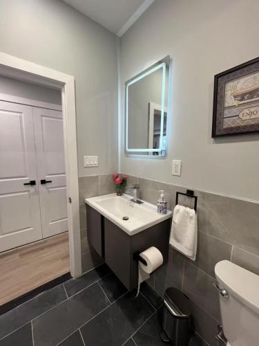 Ένα μπάνιο στο New Spacious 2 bedroom in Central Philly