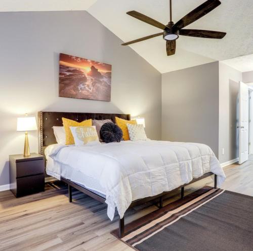 ein Schlafzimmer mit einem Bett mit Deckenventilator in der Unterkunft Stylish Retreat in Lawrenceville in Lawrenceville