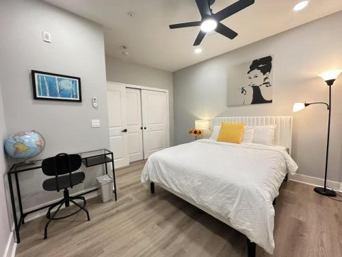 Ένα ή περισσότερα κρεβάτια σε δωμάτιο στο New Spacious 2 bedroom in Central Philly