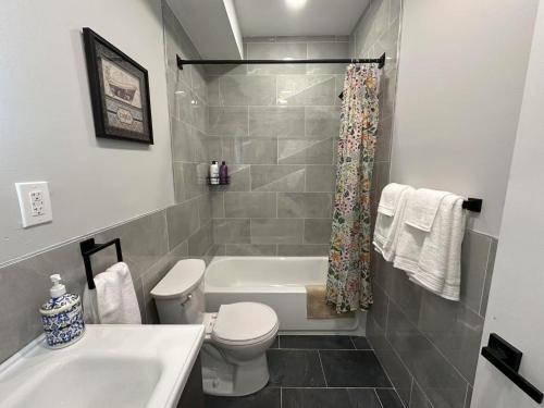 Ένα μπάνιο στο New Spacious 2 bedroom in Central Philly