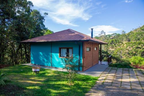 a small house with a blue exterior at Chalé Valle dos sonhos in Gonçalves