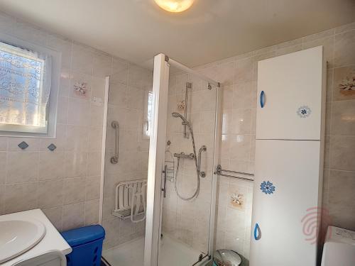 une salle de bain avec une douche, des toilettes et un lavabo dans l'établissement Appartement F2 moderne à Lamalou-les-Bains, proche thermes, balcon, Wi-Fi, animaux acceptés - FR-1-451-204, à Lamalou-les-Bains