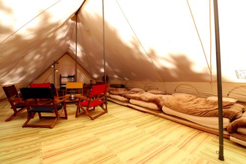 a room with a tent with a table and chairs at 南阿蘇 StayHappy in Minami Aso