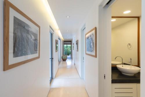 Koupelna v ubytování Villa C 20-meter long swimming pool and large courtyard villa