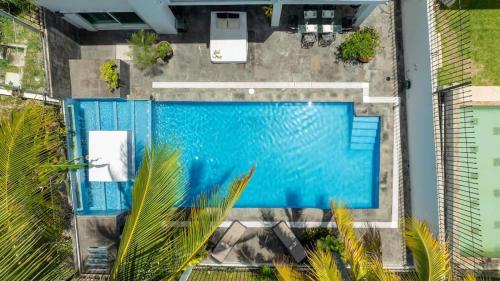 an overhead view of a swimming pool with palm trees at Casa Coco - 4BR | Private Pool | Hotel Zone in Cancún