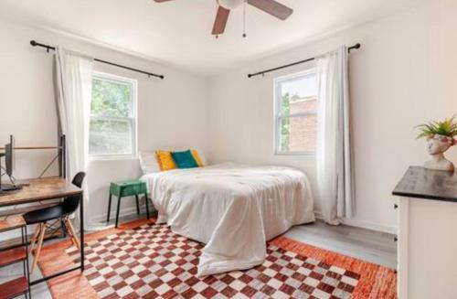 Katil atau katil-katil dalam bilik di Stylish 3BR Townhouse with Backyard,and Easy Parking