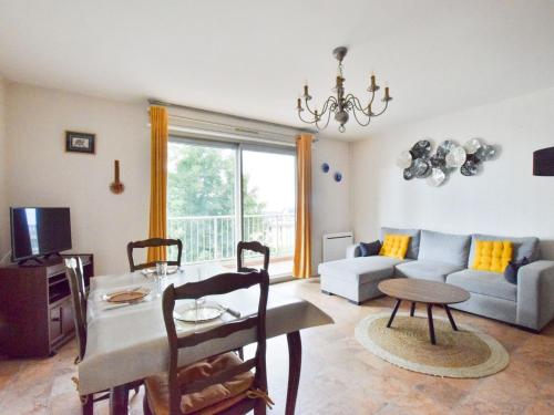Spacieux appartement refait à neuf avec balcon et garage, proche centre-ville - FR-1-498-108