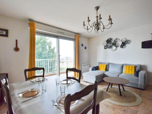 un salon avec une table à manger et un canapé dans l'établissement Spacieux appartement refait à neuf avec balcon et garage, proche centre-ville - FR-1-498-108, à Évian-les-Bains
