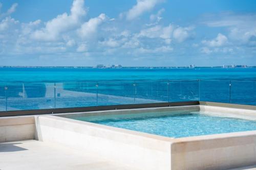 Πισίνα στο ή κοντά στο 9BR Luxury Beachfront Penthouse w/ Private Pool