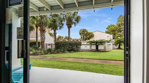 Zahrada ubytování New listing! 4 mins walk to beach condo