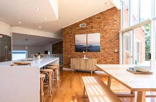 Η κουζίνα ή μικρή κουζίνα στο Hillside Hideaway Sleeps 10 Stunning Views